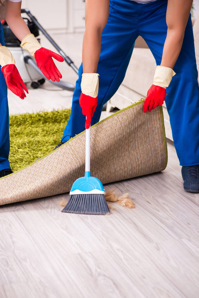 Giovane coppia che fa i lavori domestici a casa - Foto, immagini