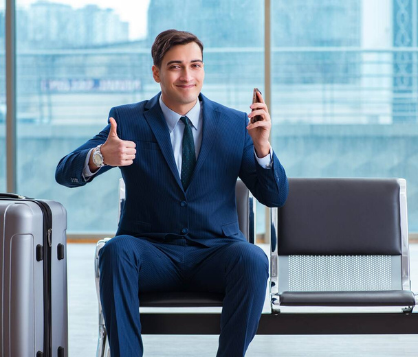Podnikatel čeká na letišti na své letadlo v obchodní cla - Fotografie, Obrázek