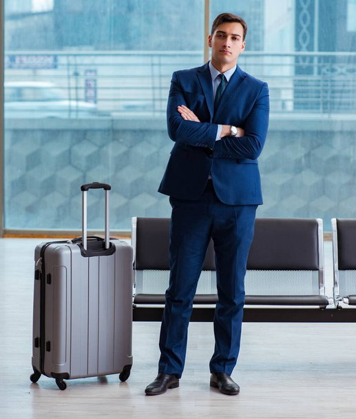 Homme d'affaires en attente à l'aéroport pour son avion dans les affaires cla - Photo, image