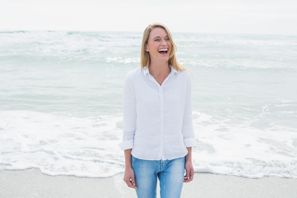 Casual woman laughing at beach - Foto, Imagen