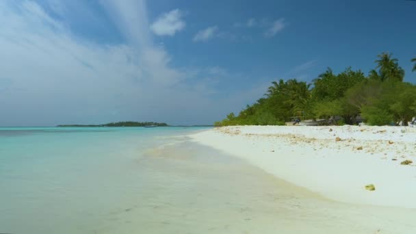 Maldivler 'de kumlu bir sahilde karaya oturmuş eski bir teknenin manzarası.. - Video, Çekim