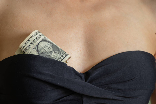 dolarové bankovky v podprsenka mladé dívky close-up - Fotografie, Obrázek