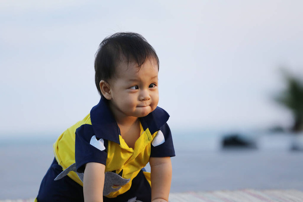 Strabismus hastası Asyalı bir çocuk, en başından beri göz hastalıkları var.. - Fotoğraf, Görsel