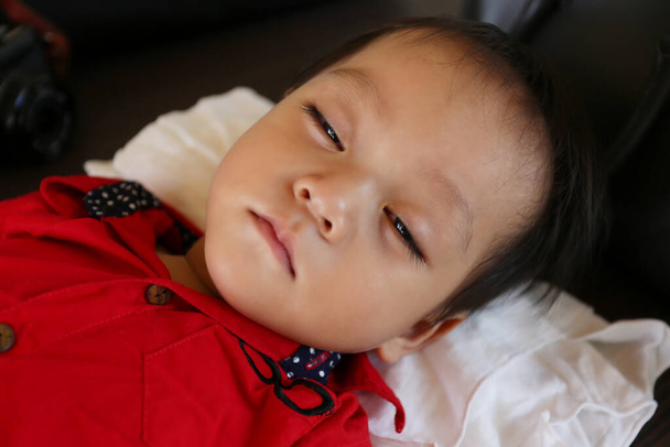 Un chico asiático está durmiendo cómodamente durante el día.. - Foto, Imagen