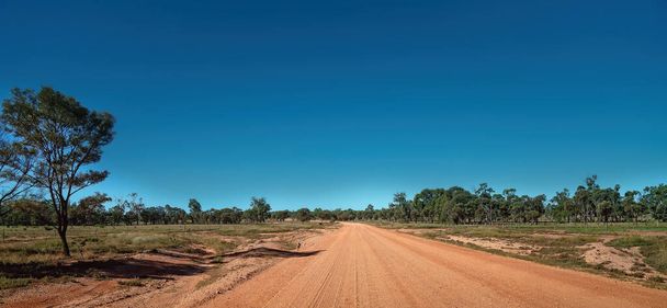 Eine nicht versiegelte und staubige Straße im australischen Outback - Foto, Bild