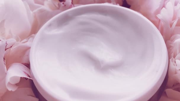 Pot de crème minérale pour le visage et fleurs de pivoine, hydratant propre comme routine de soins de la peau pour les cosmétiques de luxe, les produits de beauté et la marque de soins de la peau - Séquence, vidéo