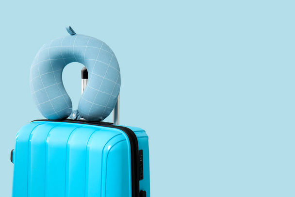 Renkli arka planda valiz ve seyahat yastığı - Fotoğraf, Görsel