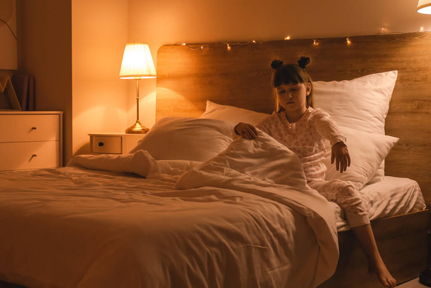 Kleine Schlafwandlerin nachts im Bett - Foto, Bild