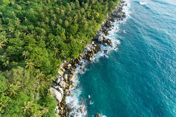 Kayalara çarpan dalgaların havadan görünüşü doğa manzarası ve deniz kıyısı manzaralı güzel tropikal deniz Drone High angle view - Fotoğraf, Görsel
