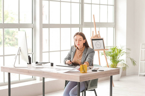Женщина-каллиграф, работающая в офисе - Фото, изображение