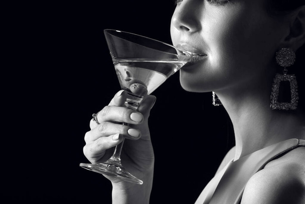 Mulher bonita com martini no fundo escuro, close-up
 - Foto, Imagem