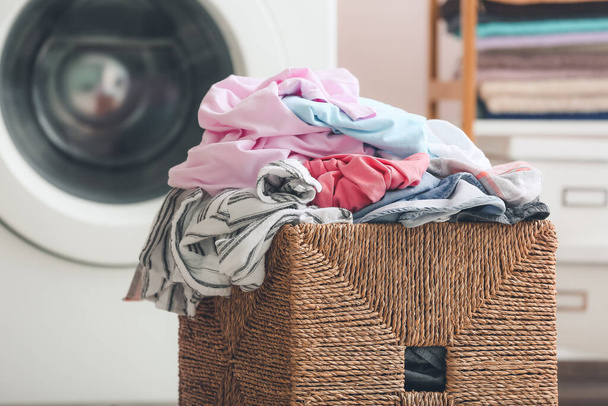 Mand met vuile kleren in huis wasruimte - Foto, afbeelding