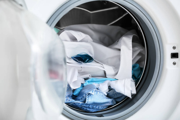 пральна машина з брудним одягом, крупним планом
 - Фото, зображення