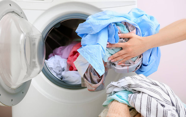 Nainen pesemässä pyykkiä kotona - Valokuva, kuva