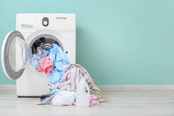 Washing machine with dirty clothes and detergent in home laundry room - Zdjęcie, obraz