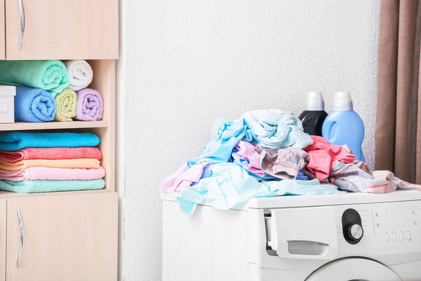 Lavadora con ropa sucia en el baño
 - Foto, Imagen