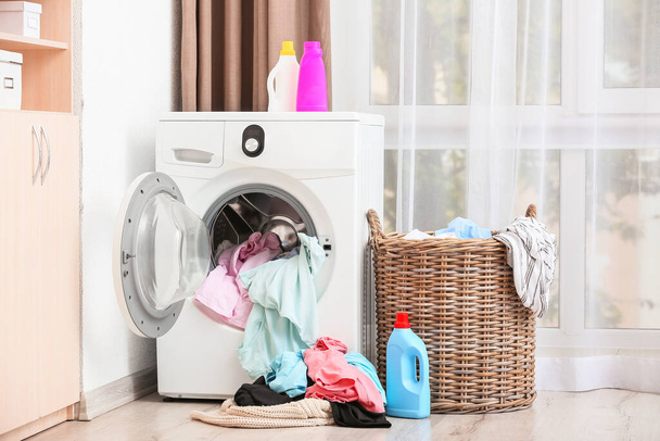 Máquina de lavar roupa com lavanderia no banheiro
 - Foto, Imagem