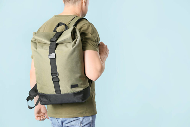 Man with backpack on color background - Foto, Imagem