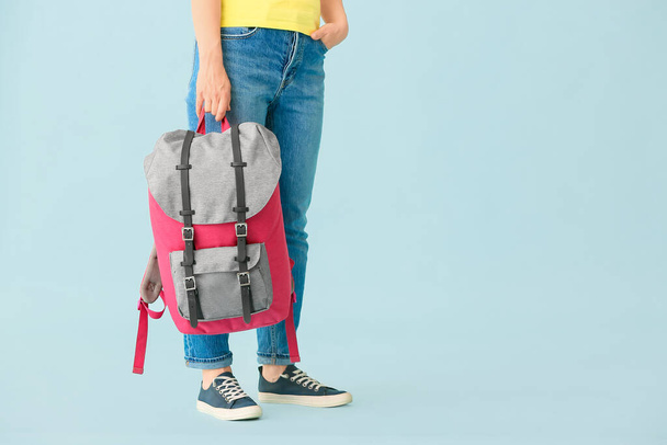 Молода жінка з рюкзаком на кольоровому фоні
 - Фото, зображення
