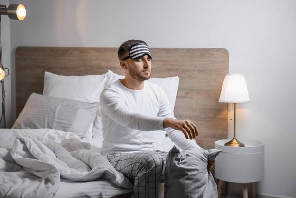 Man slaapwandelaar in zijn slaapkamer - Foto, afbeelding
