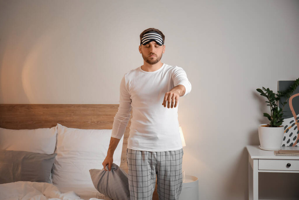 Mannelijke slaapwandelaar in slaapkamer 's nachts - Foto, afbeelding