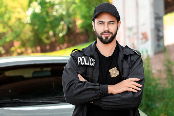 Красивый мужчина полицейский на улице
 - Фото, изображение