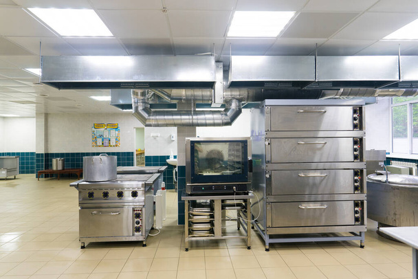 Restauracja Sprzęt kuchenny do przygotowywania żywności, posiłku, talerze, szczegóły. - Zdjęcie, obraz