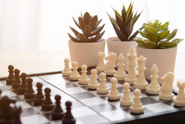 Schachfiguren auf einem Schachbrett für Ideen und Wettbewerb und Strategie. Geschäftserfolgskonzept - Foto, Bild