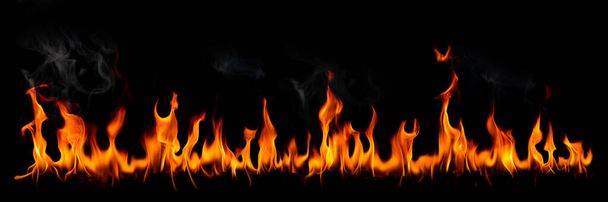 Tűz lángok a fekete háttér, Égő vörös forró szikrák emelkedik, Tüzes narancs izzó repülő részecskék - Fotó, kép