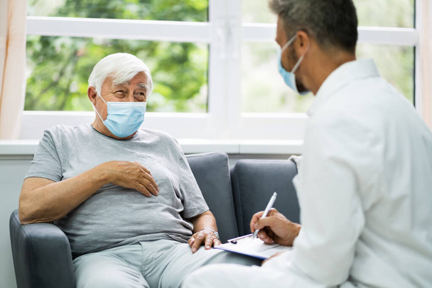 Doctor Talking To Elderly Patient At Home - Foto, Bild