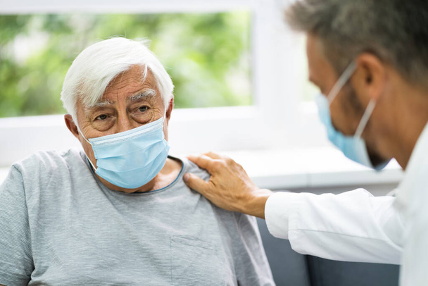 Doctor Talking To Elderly Patient At Home - Fotoğraf, Görsel