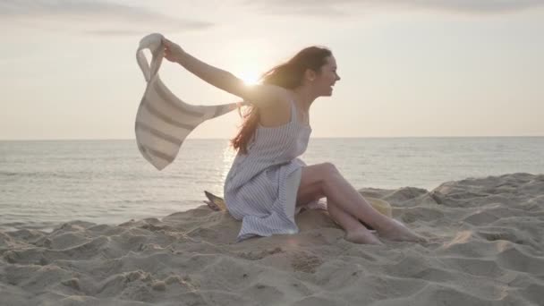 Ενθουσιασμένη γυναίκα απολαμβάνοντας την ελευθερία το βράδυ στην παραλία - Πλάνα, βίντεο