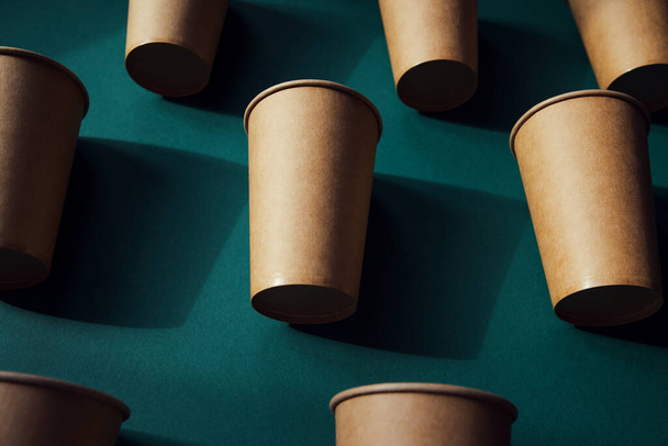 Copas de papel artesanal ecológicas sobre fondo verde. Concepto de reciclaje. Tema de cero residuos
 - Foto, imagen