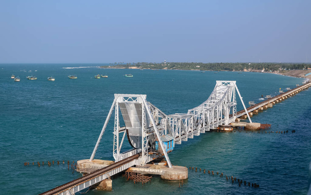 Pamban Bridge on rautatiesilta, joka yhdistää Mandapamin kaupungin Manner-Intiassa Pamban Island, ja Rameswaram - Valokuva, kuva
