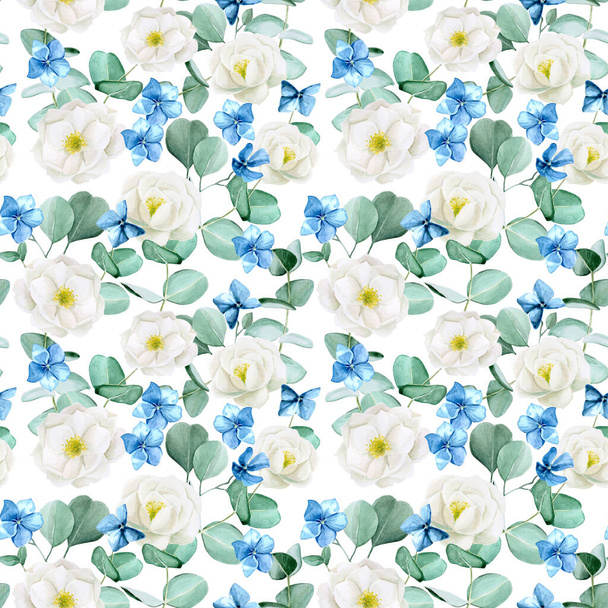 Naadloos aquarelpatroon. witte bloemen van wilde roos, pioen met blauwe hortensia bloemen en eucalyptus bladeren op een witte achtergrond. delicate, vintage patroon met bloemen en eucalyptus bladeren - Foto, afbeelding