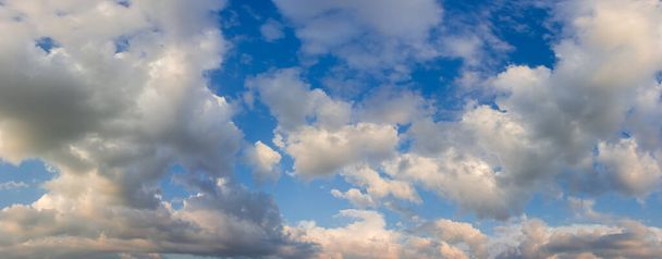 Fragment nieba z chmurami kumulującymi w letni wieczór przed zachodem słońca, widok panoramiczny - Zdjęcie, obraz