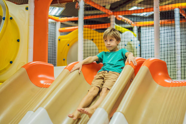 The boy has fun in an indoor playground - Φωτογραφία, εικόνα
