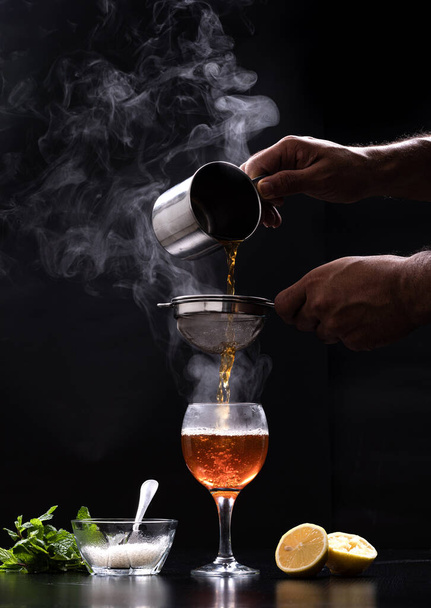 Preparación de té de menta de limón
 - Foto, Imagen