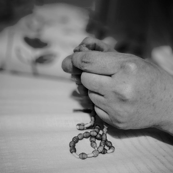 Rosary pray. Artistic look in black and white. - Zdjęcie, obraz