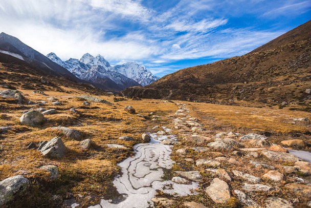 Vista sulla strada per il campo base dell'Everest. Parco nazionale Sagarmatha, Nepal - Foto, immagini