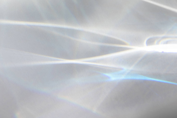 Bulanık gökkuşağı ışık kırılma dokusu fotoğraf ve maketler için üst üste efekt. Beyaz bir duvara organik çapraz holografik işaret fişeği düşür. Doğal ışık efektleri için gölgeler - Fotoğraf, Görsel