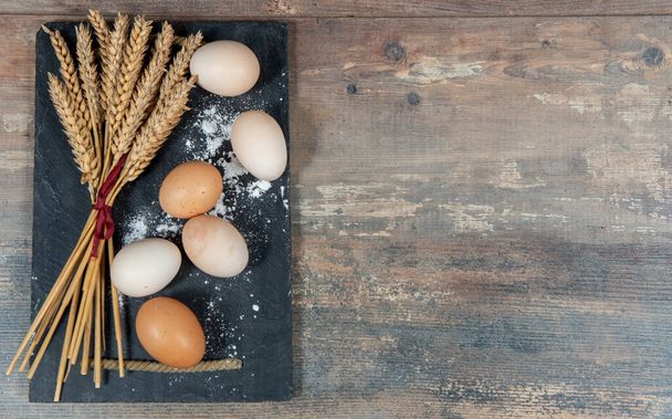 新鮮な卵と小麦の耳コピースペース - 写真・画像