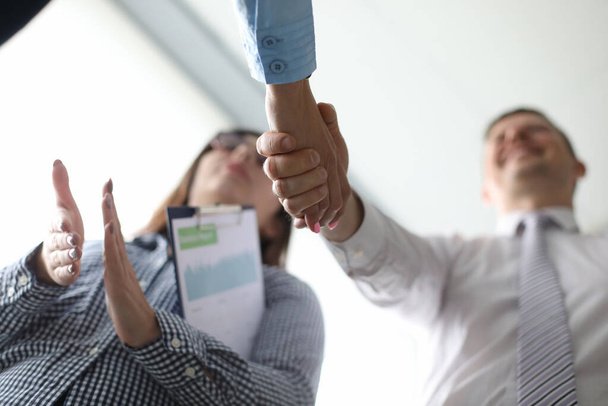 Empresários apertando as mãos após a reunião
 - Foto, Imagem