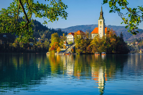 Lenyűgöző turisztikai és kirándulóhely ősszel. Csodálatra méltó tó Bled híres zarándoklat templom kis szigeten, Bled, Szlovénia, Európa - Fotó, kép
