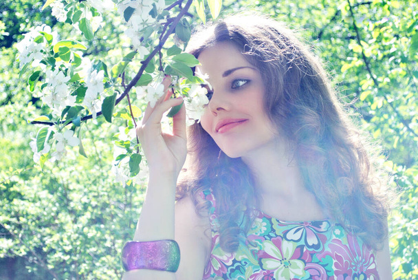 mooi slavisch vrij romantisch meisje, outdoor portret van jonge dame  - Foto, afbeelding
