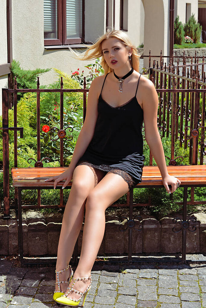mooi slavisch vrij romantisch meisje, outdoor portret van jonge dame - Foto, afbeelding