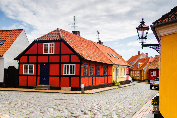 RONNE, DANIA - czerwiec 23, 2014: Stary dom z muru pruskiego w Ronne - stolica Bornholmu, Dania. - Zdjęcie, obraz