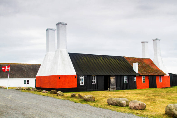伝統的な煙草屋煙突。デンマークのボルンホルム。ロンネのボルンホルムの主要都市から数キロ北にある小さな村、ハスルは、古い19世紀のニシンの煙の家で有名です。. - 写真・画像