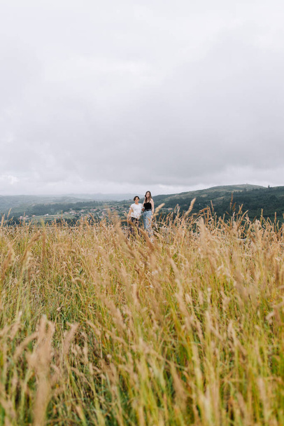 Két női barát egy vad mezőn, sok negatív hellyel felül és alul. - Fotó, kép