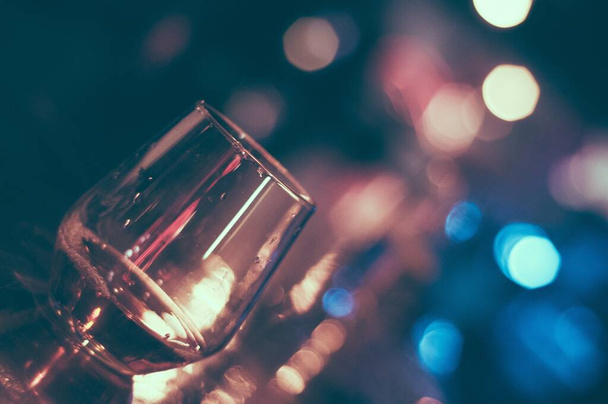 A selective focus shot of a glass of an alcoholic drink with a blurry background - Φωτογραφία, εικόνα